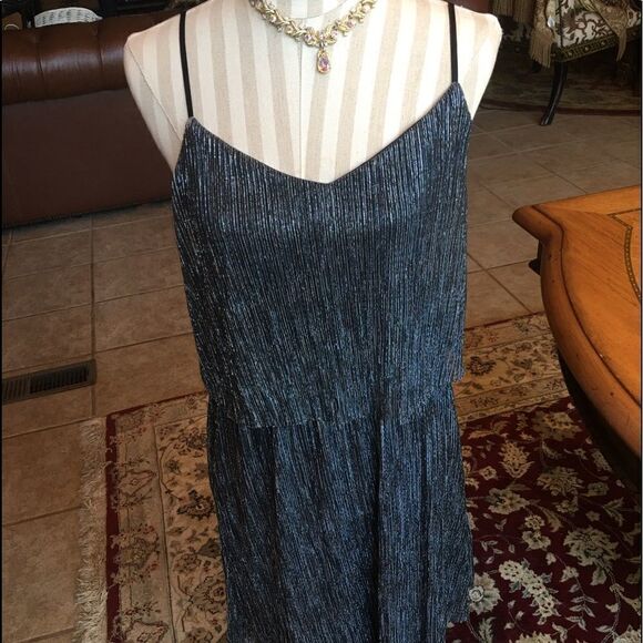 EVERLY FOIL Ruffle Shimmer Dress! - Picture 1 of 8